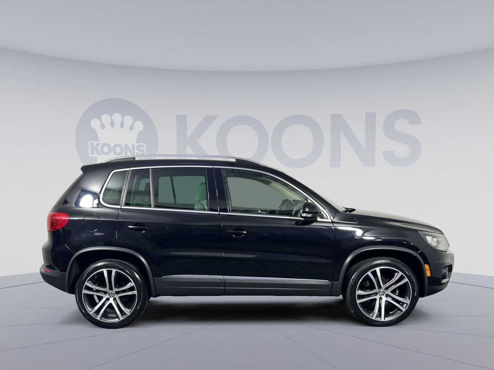 Used 2017 Volkswagen Tiguan SEL FWD image 12