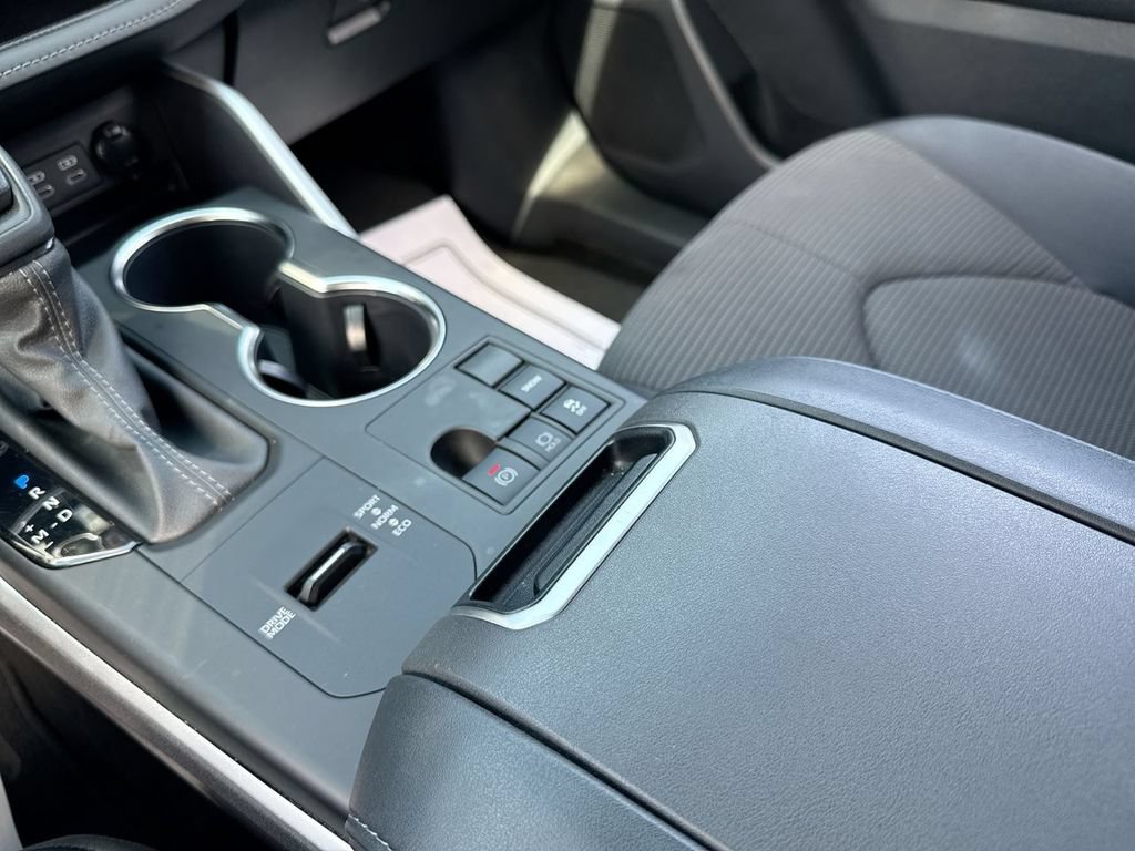 Used 2023 Toyota Highlander L FWD image 21