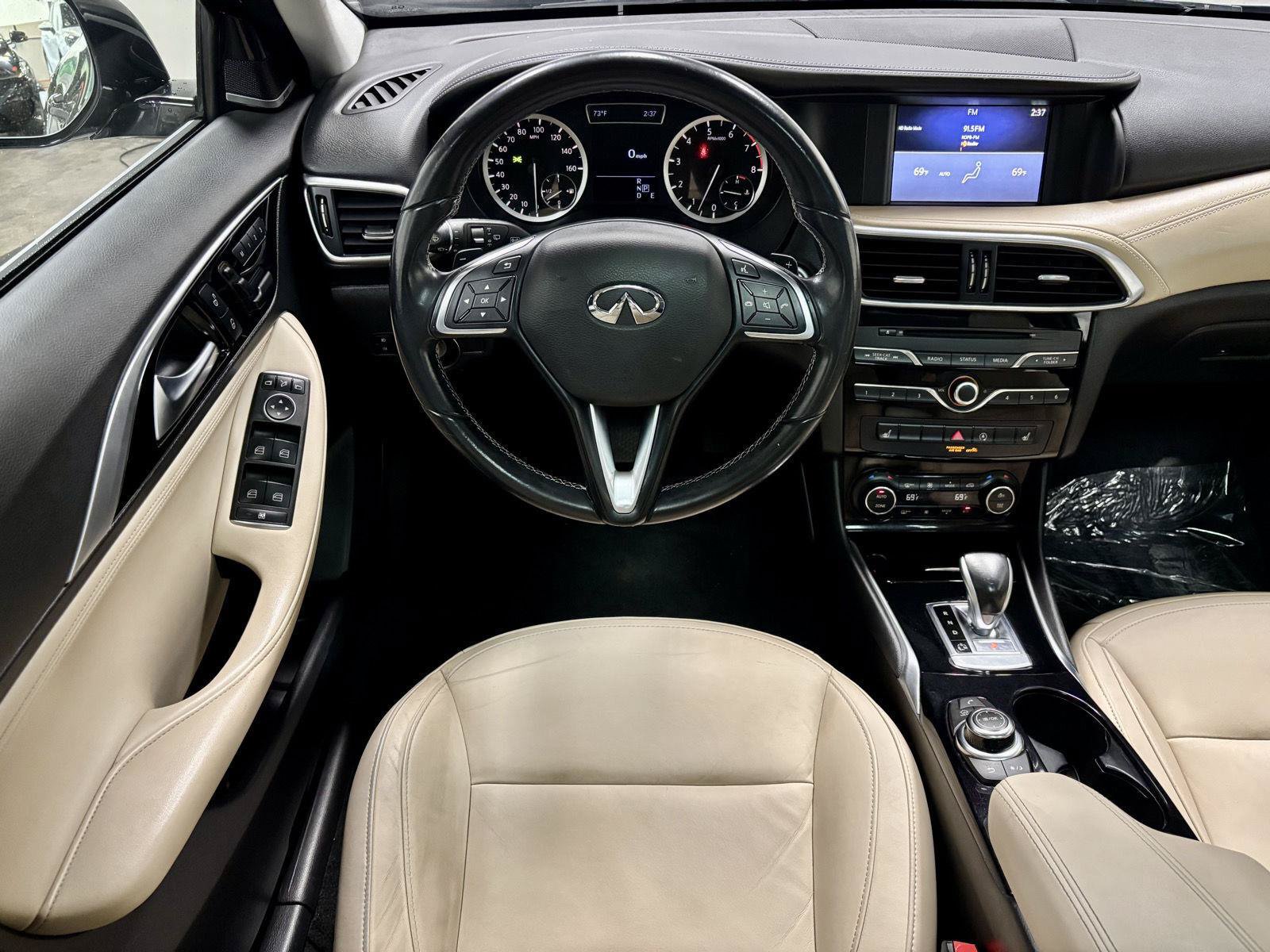 Used 2017 INFINITI QX30 Premium AWD/4WD image 2