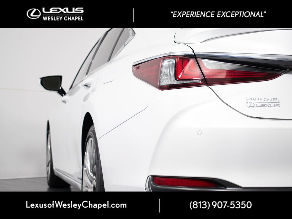 Used 2021 Lexus ES 300h Ultra Luxury w/ Accessory Package 2 FWD image 9