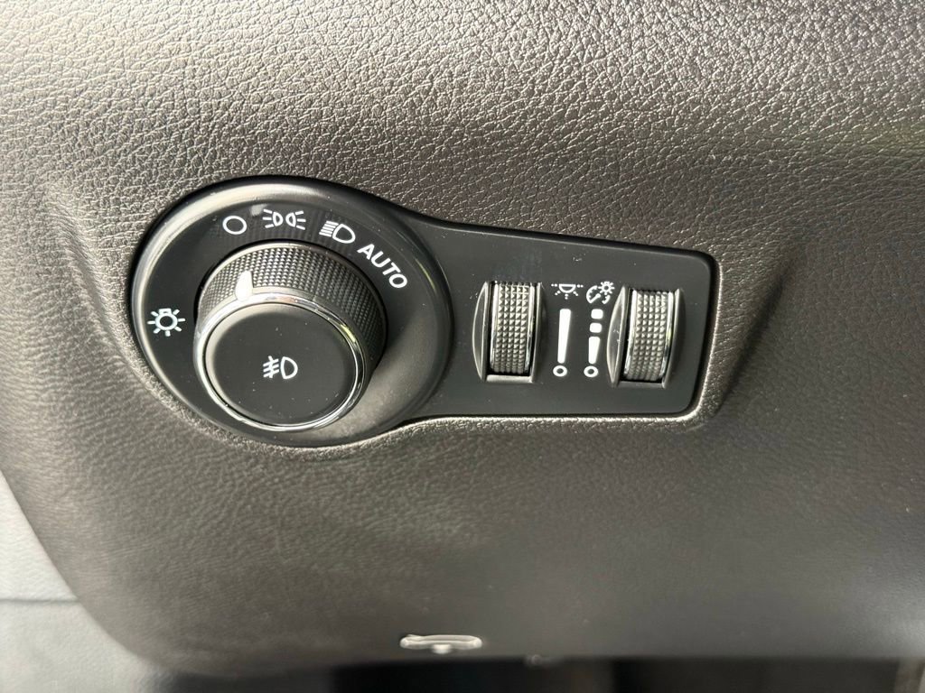 Used 2023 Jeep Compass Limited image 30