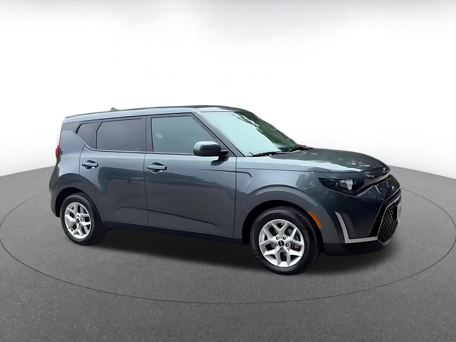 Used 2025 Kia Soul LX w/ LX Technology Package FWD image 2
