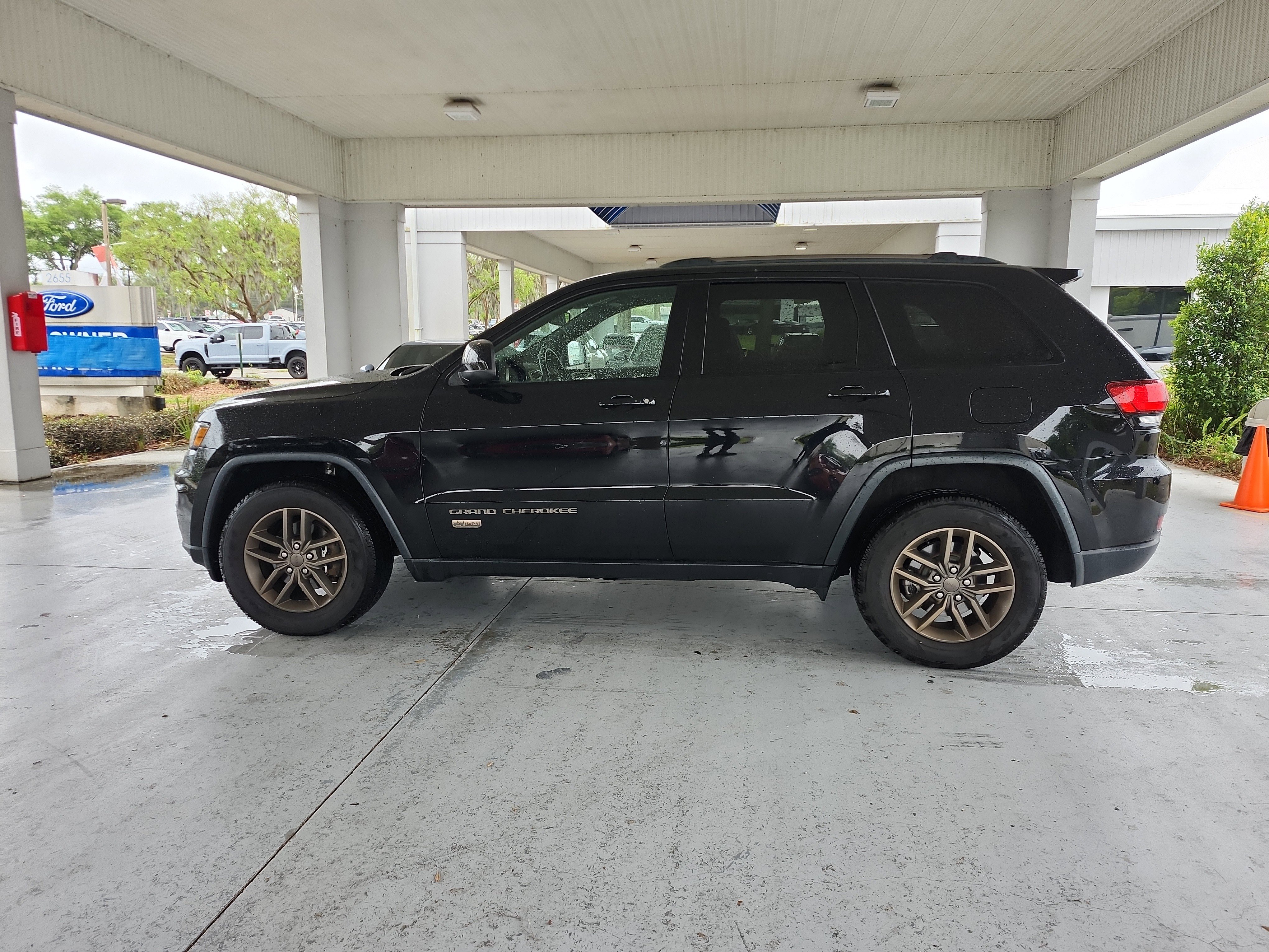 Used 2017 Jeep Grand Cherokee Laredo image 2