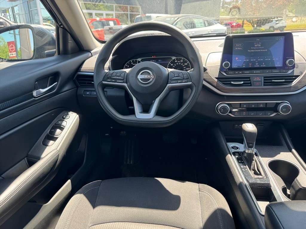 Used 2025 Nissan Altima 2.5 SV FWD image 11