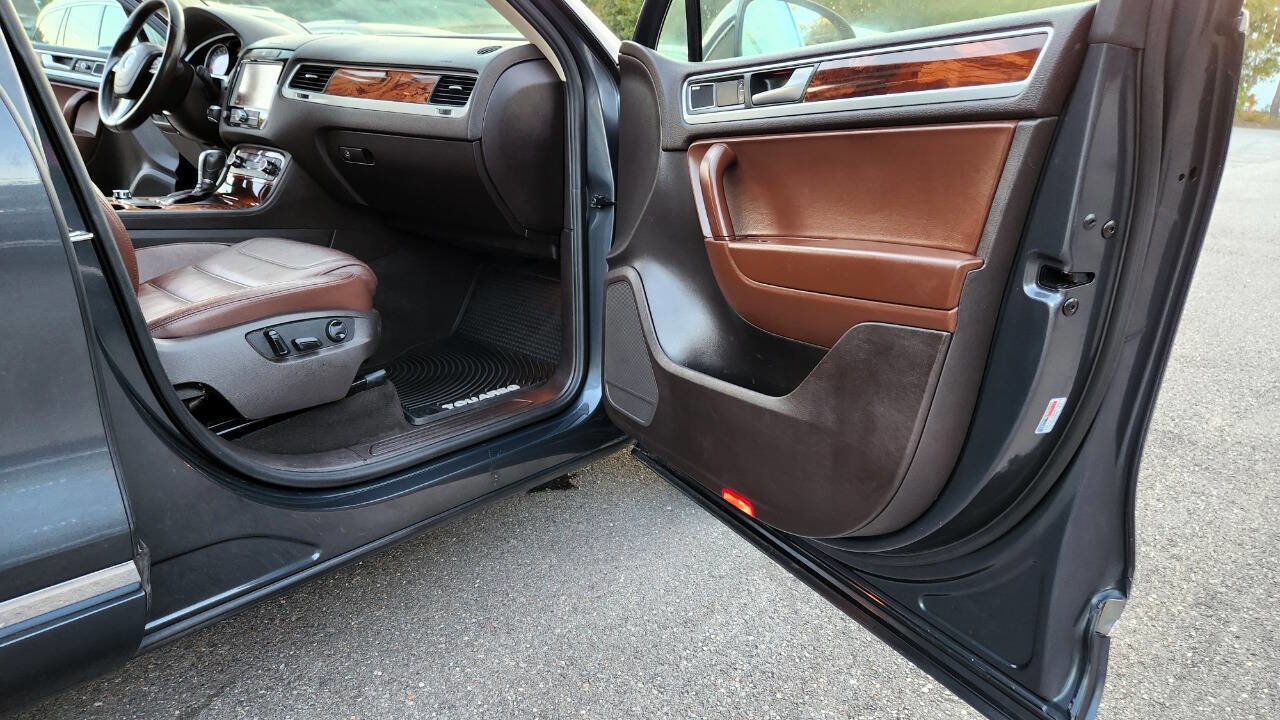 Used 2012 Volkswagen Touareg Executive image 45
