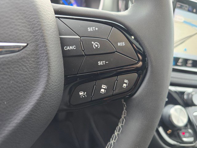 Used 2023 Chrysler Pacifica Limited w/ Uconnect Theater Family Group image 31