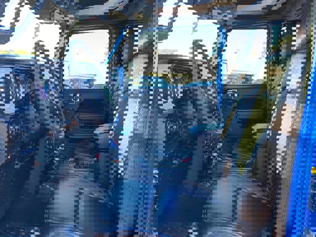 Used 2024 Jeep Wrangler Unlimited image 13