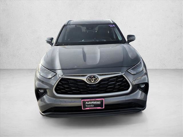 Used 2024 Toyota Highlander XLE image 2
