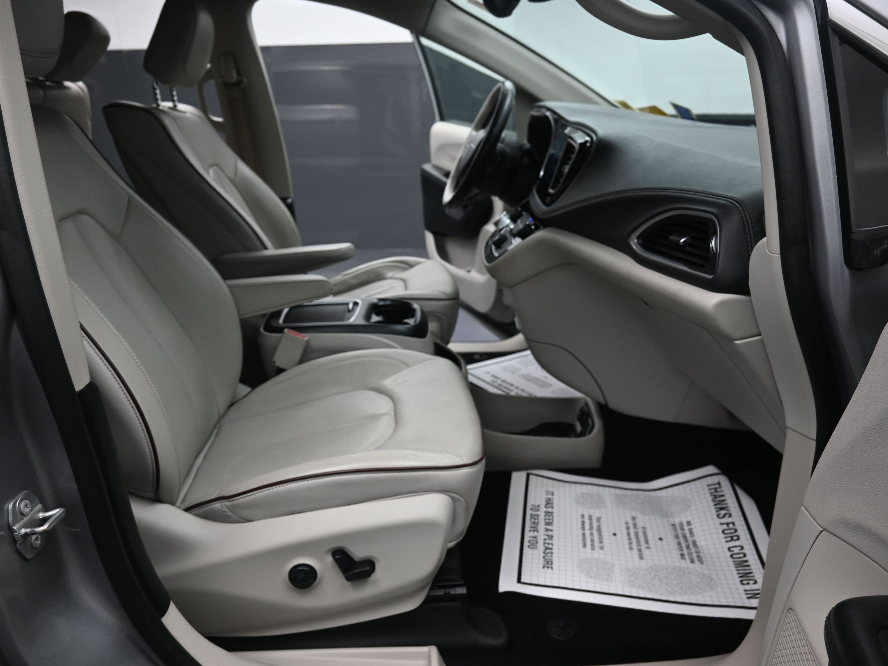 Used 2017 Chrysler Pacifica Limited w/ UConnect Theater Package image 25