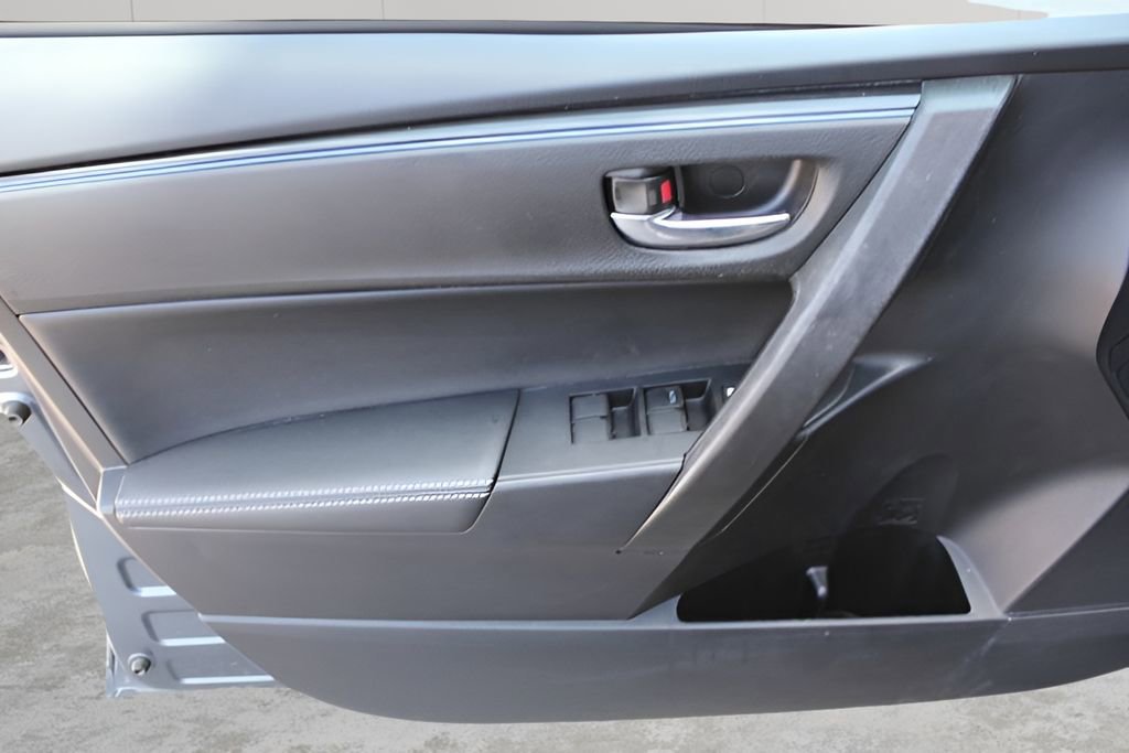 Used 2018 Toyota Corolla SE FWD image 16