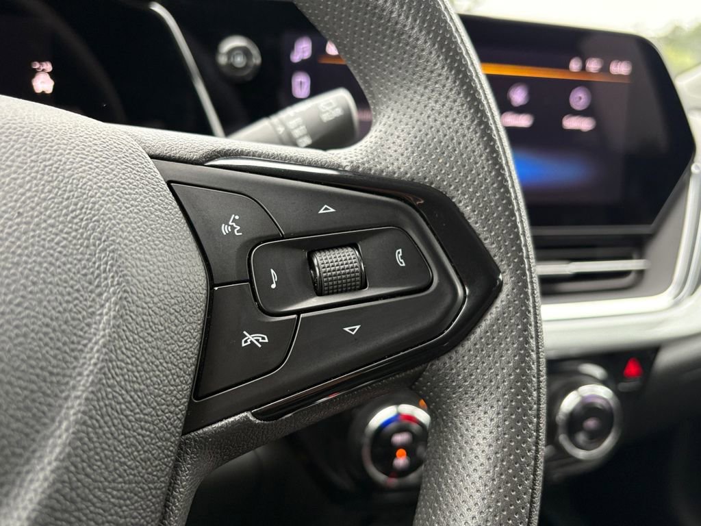 Used 2025 Chevrolet Trax LT FWD image 15