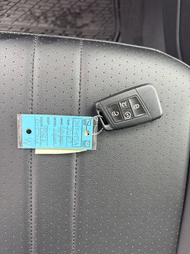 Used 2023 Volkswagen Tiguan SE w/ Panoramic Sunroof Package image 37