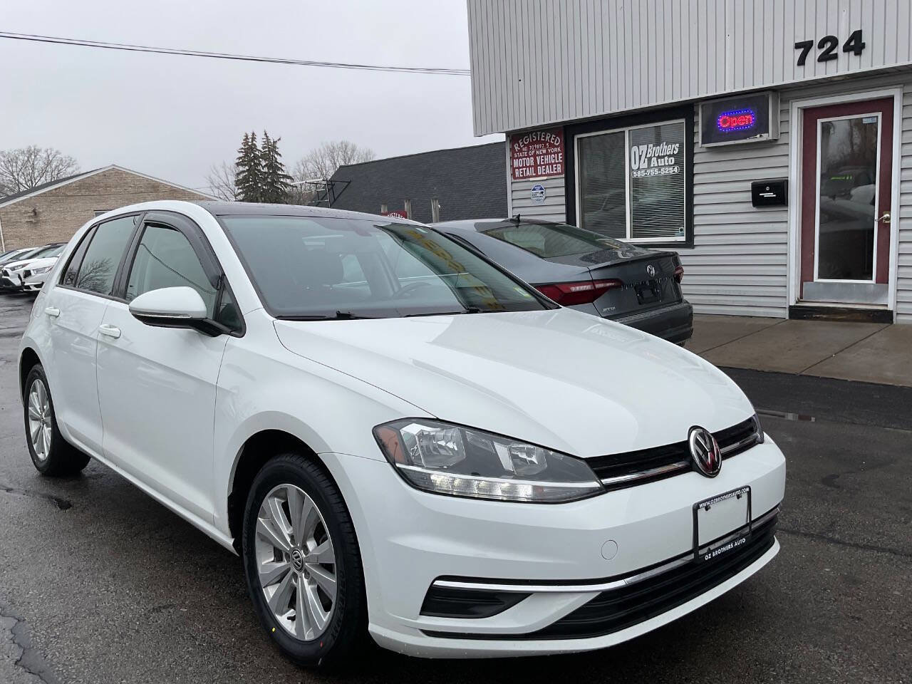 Used 2021 Volkswagen Golf 4-Door image 2