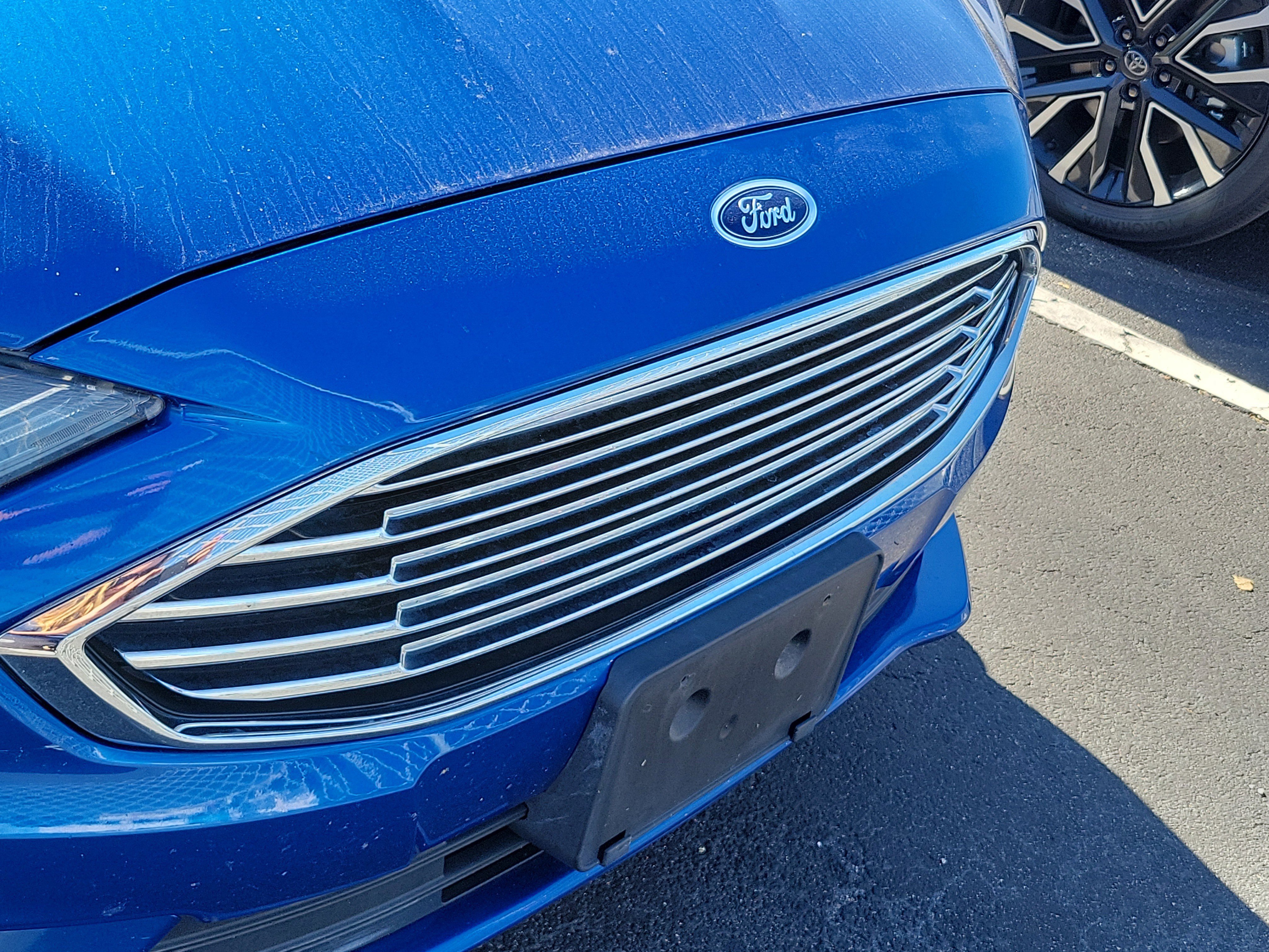 Used 2017 Ford Fusion SE image 2