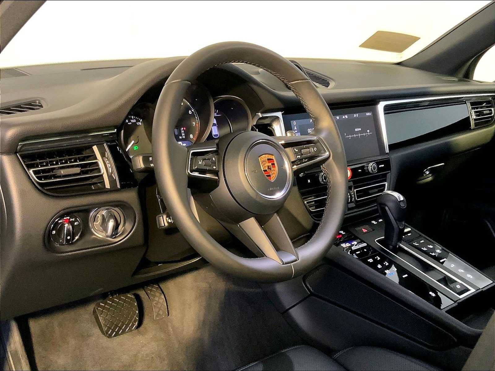 Certified 2026 Porsche Macan AWD/4WD image 4