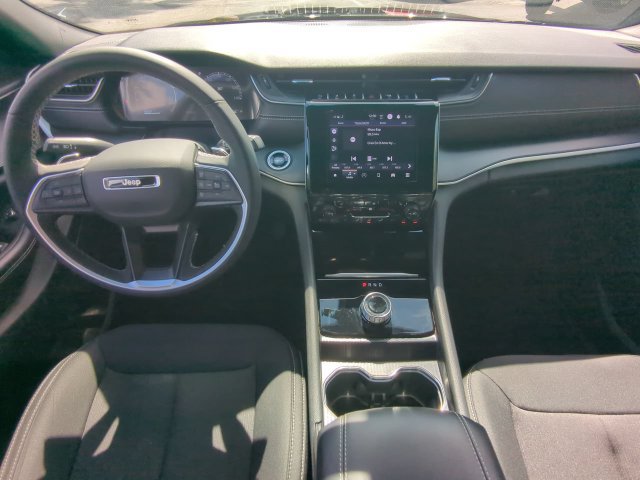 Used 2025 Jeep Grand Cherokee Laredo w/ Luxury Tech Group I RWD image 15