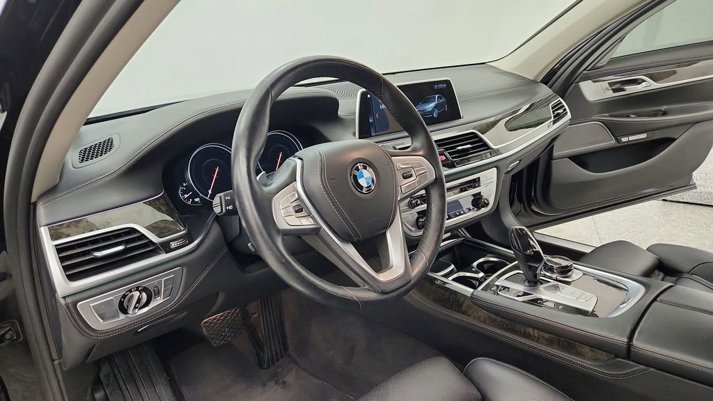 Used 2018 BMW 750i xDrive image 23