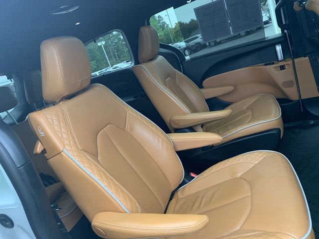 Used 2023 Chrysler Pacifica Pinnacle FWD image 12