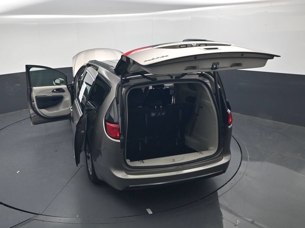 Used 2017 Chrysler Pacifica Touring-L w/ Tire & Wheel Group FWD image 46