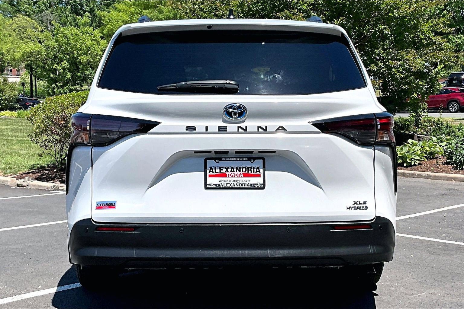 Used 2023 Toyota Sienna XLE FWD image 4