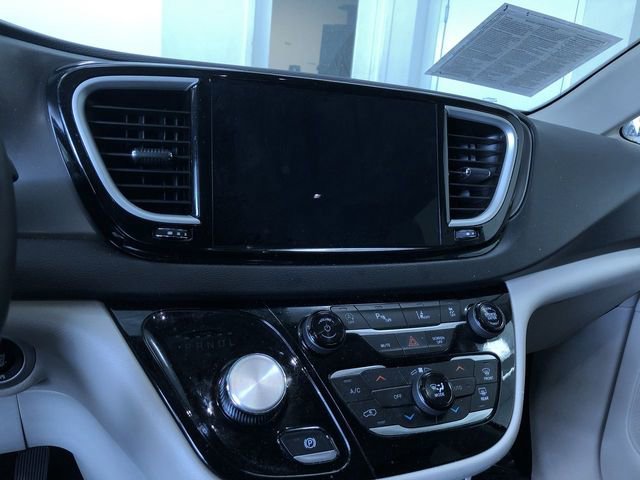 Used 2024 Chrysler Pacifica Touring-L image 26