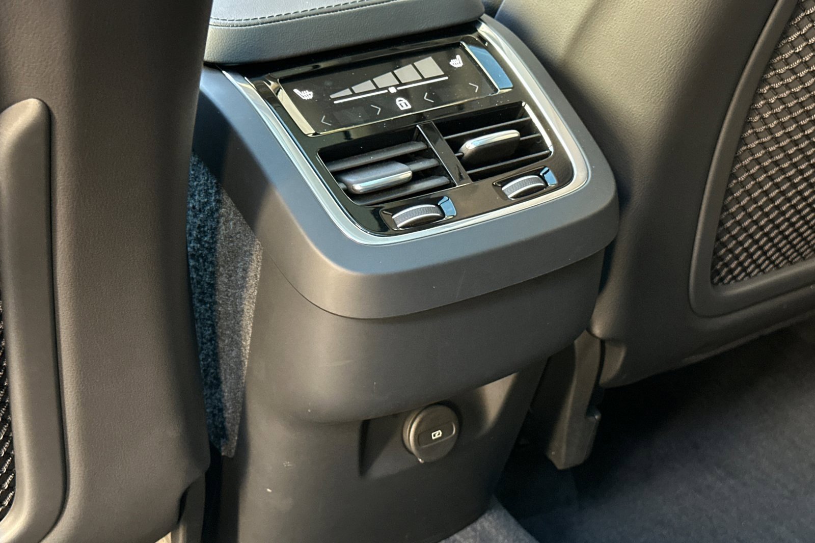 Certified 2025 Volvo XC90 B5 Core w/ Protection Package Premier image 13