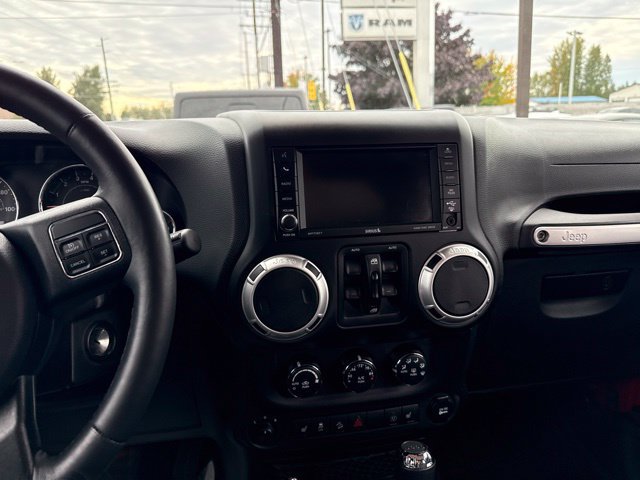 Used 2014 Jeep Wrangler Unlimited Sahara w/ Connectivity Group AWD/4WD image 21