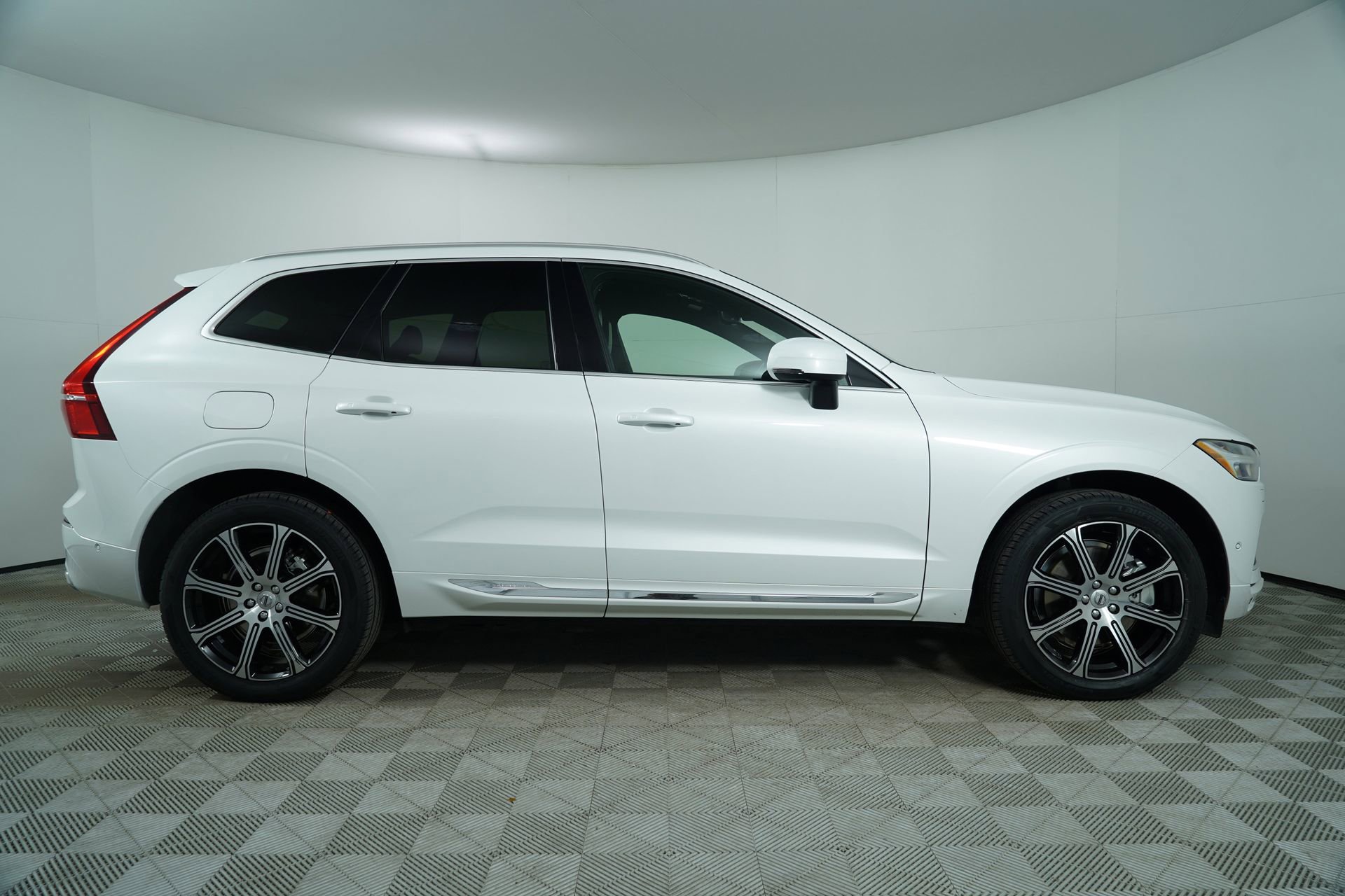 Used 2020 Volvo XC60 T6 Inscription w/ Protection Package Premier image 12