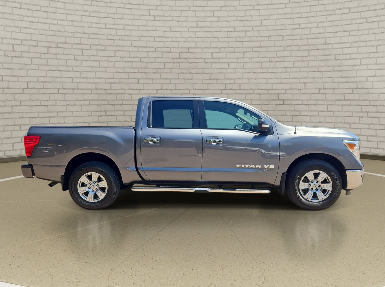 Used 2018 Nissan Titan SV w/ SV Convenience Package RWD image 4