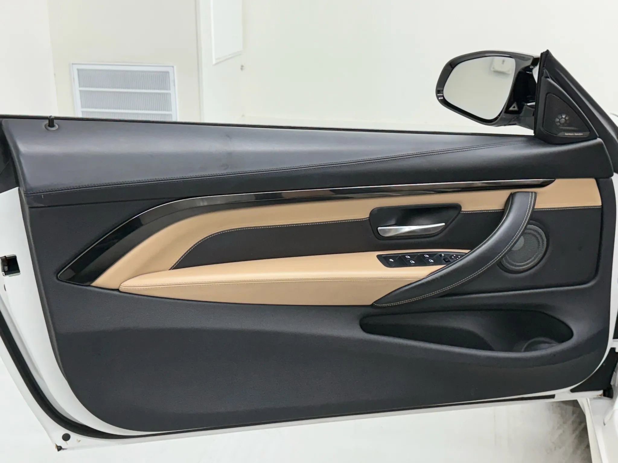 Used 2016 BMW M4 Convertible image 21