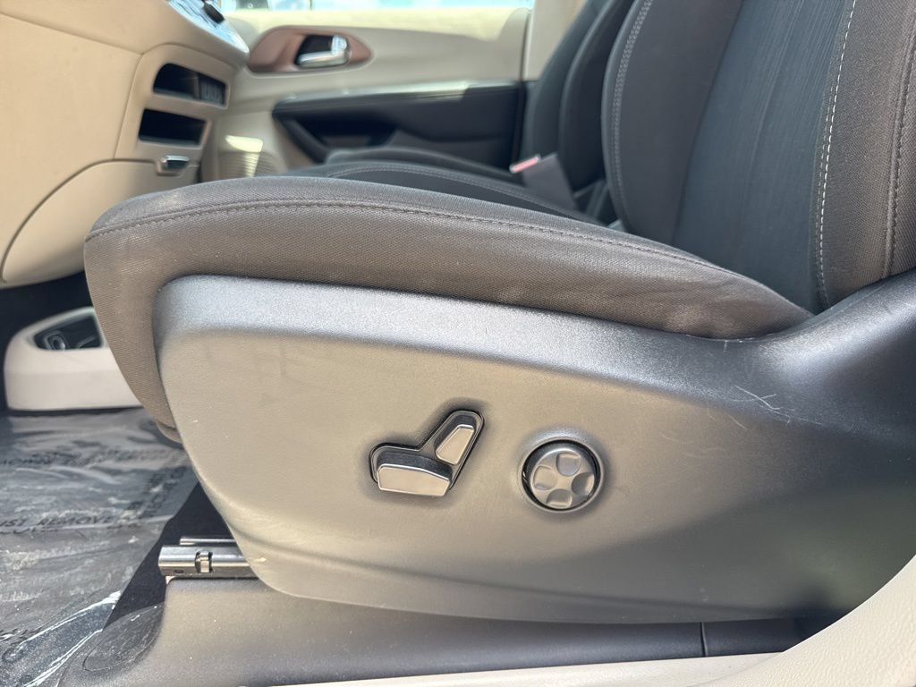 Used 2023 Chrysler Voyager LX FWD image 25