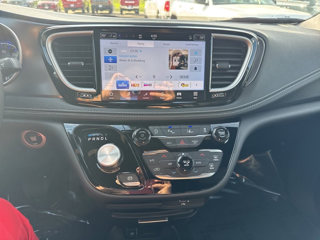 New 2026 Chrysler Pacifica Select image 3