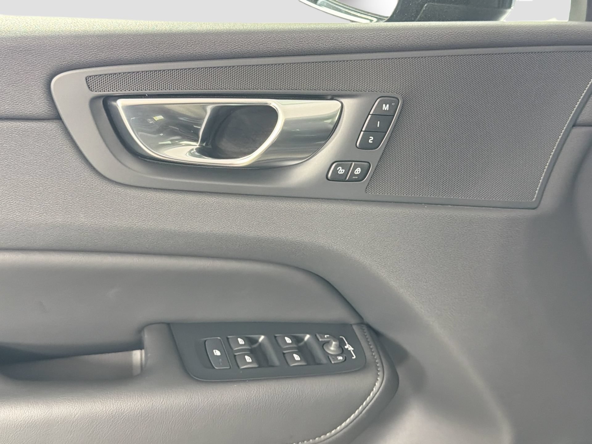 Certified 2025 Volvo XC60 B5 Core AWD/4WD image 18