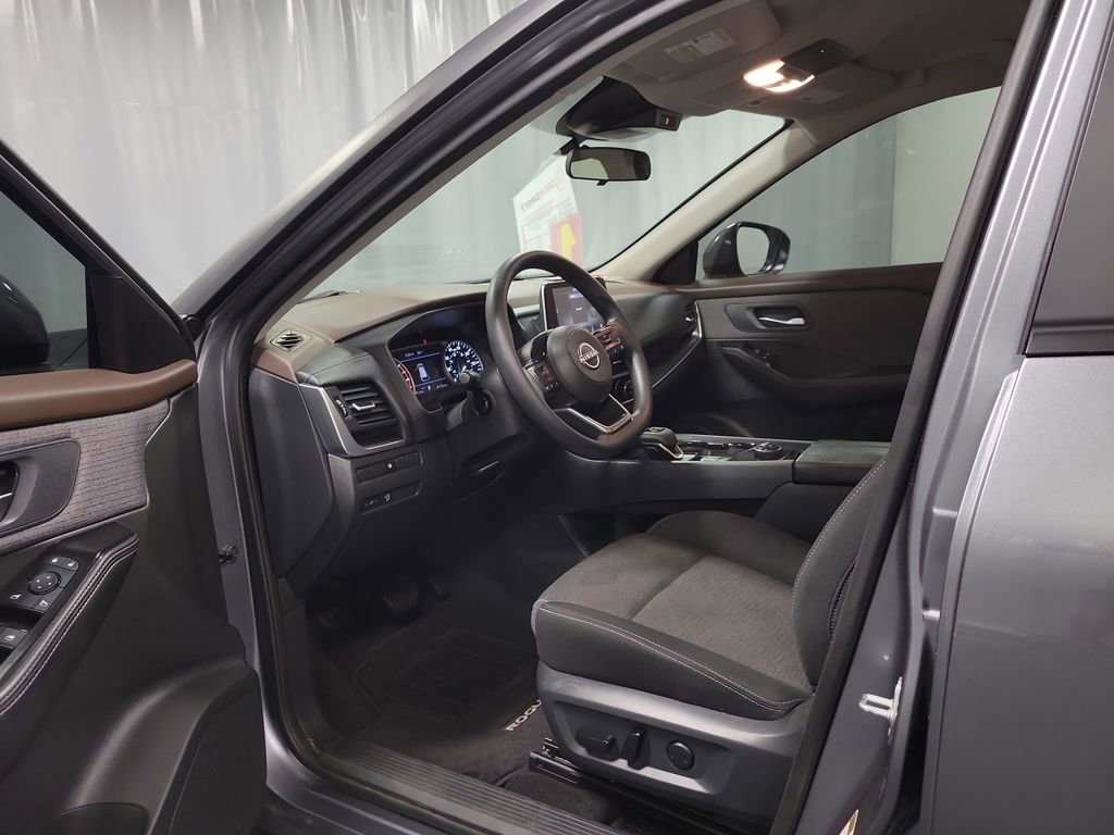 Used 2023 Nissan Rogue SV image 12