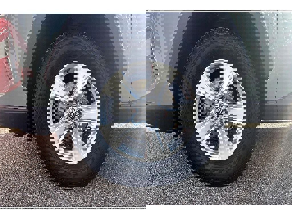 Used 2021 Toyota RAV4 XLE w/ Convenience Package image 9