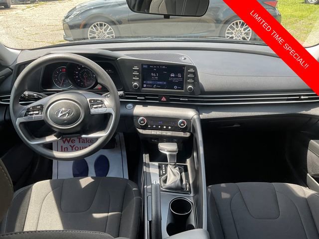 Used 2022 Hyundai Elantra SEL w/ Preferred Accessory Package image 16