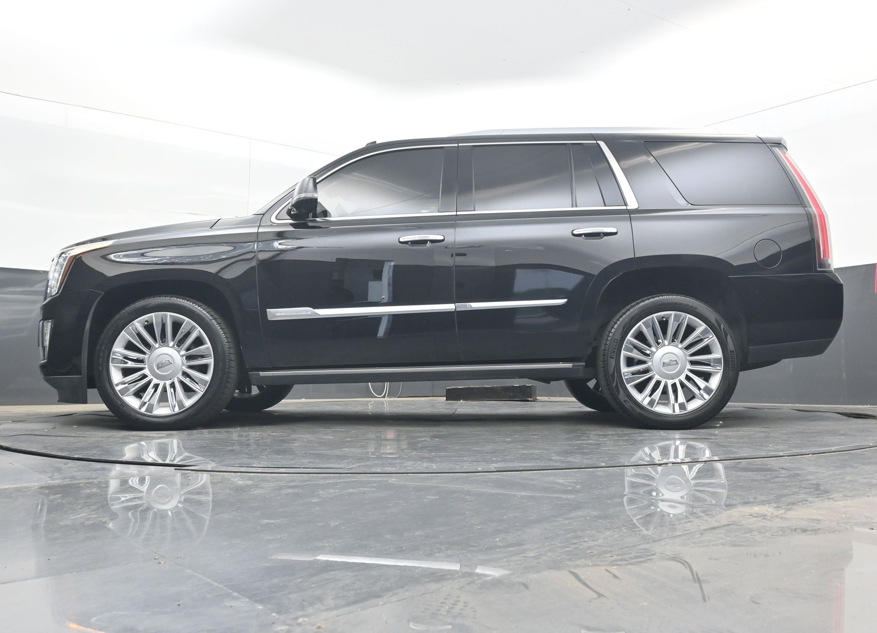Used 2016 Cadillac Escalade Platinum AWD/4WD image 27