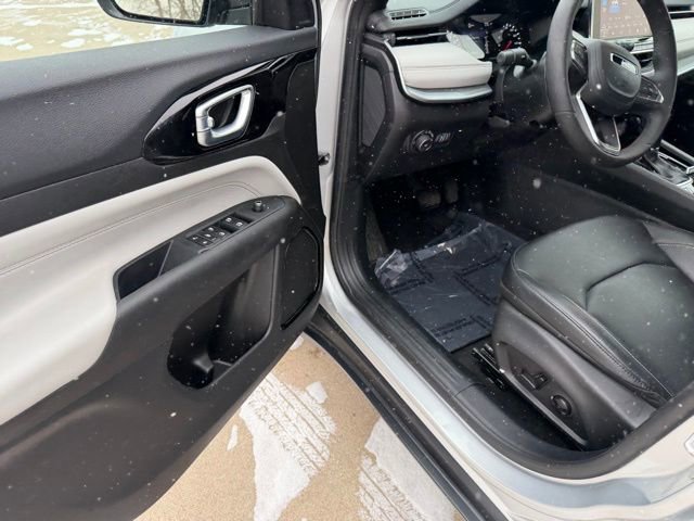 Used 2025 Jeep Compass Limited image 15