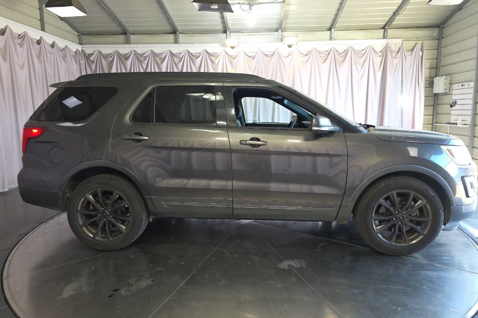 Used 2017 Ford Explorer XLT w/ Equipment Group 202A AWD/4WD image 9