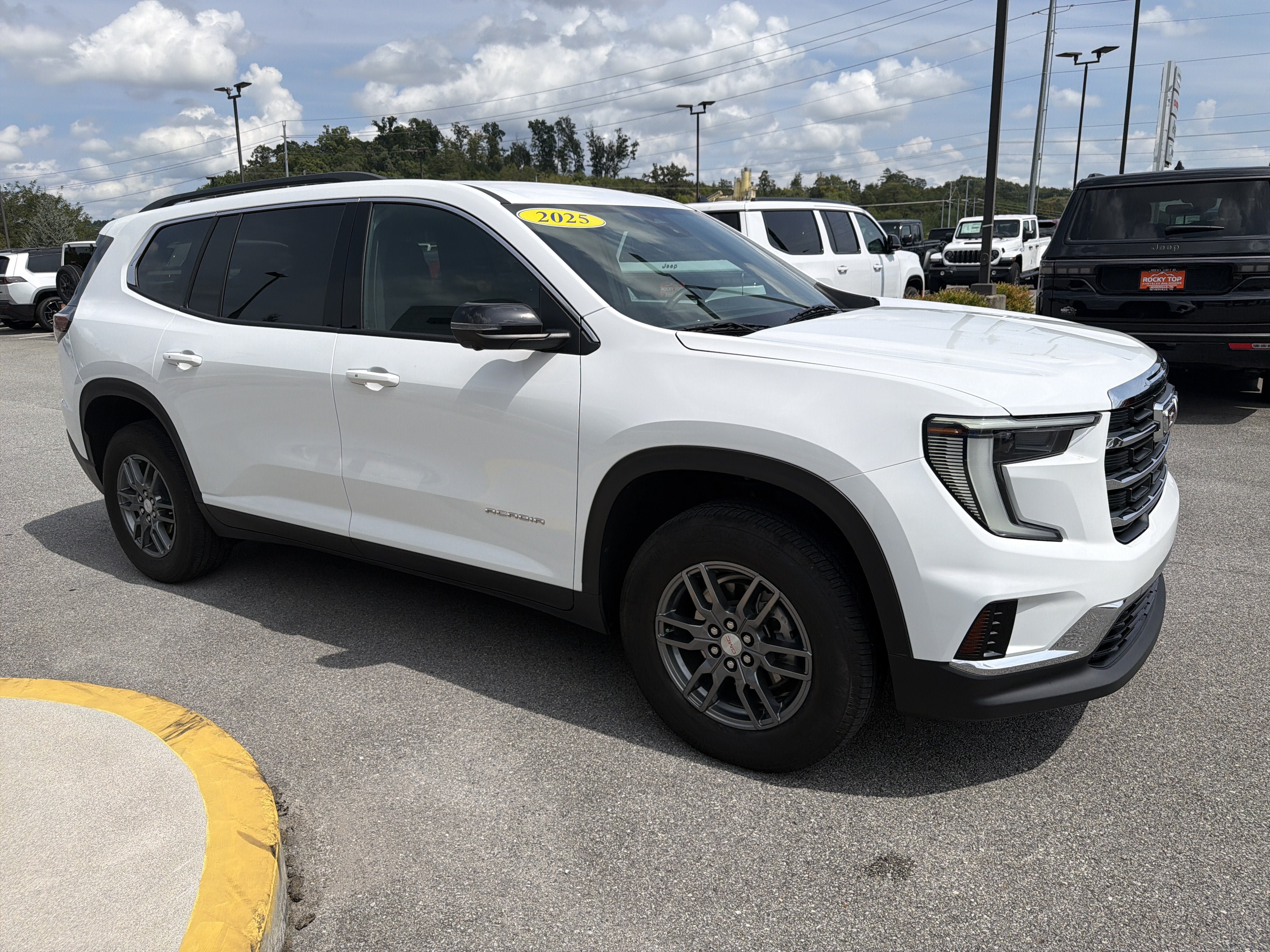 Used 2025 GMC Acadia Elevation FWD image 5