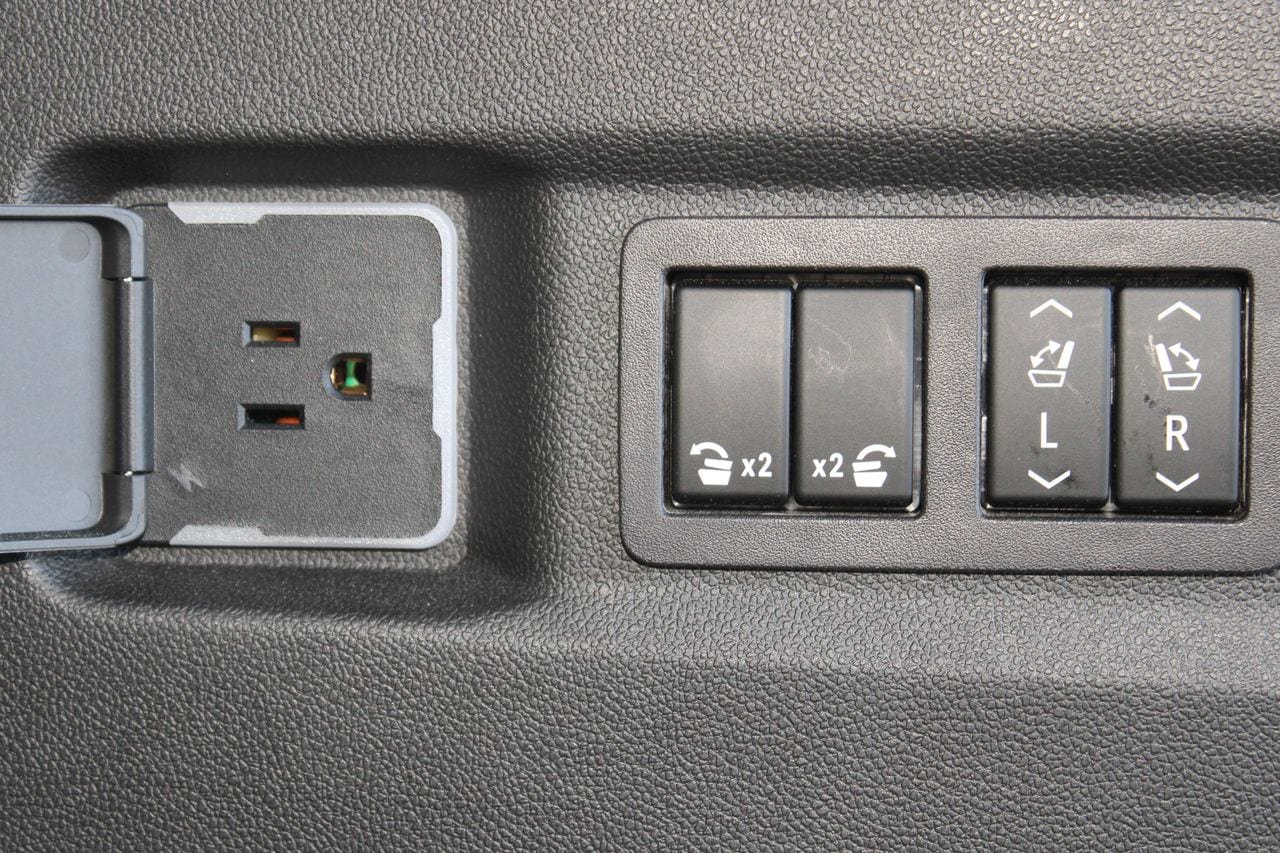 Used 2026 GMC Yukon Denali AWD/4WD image 16