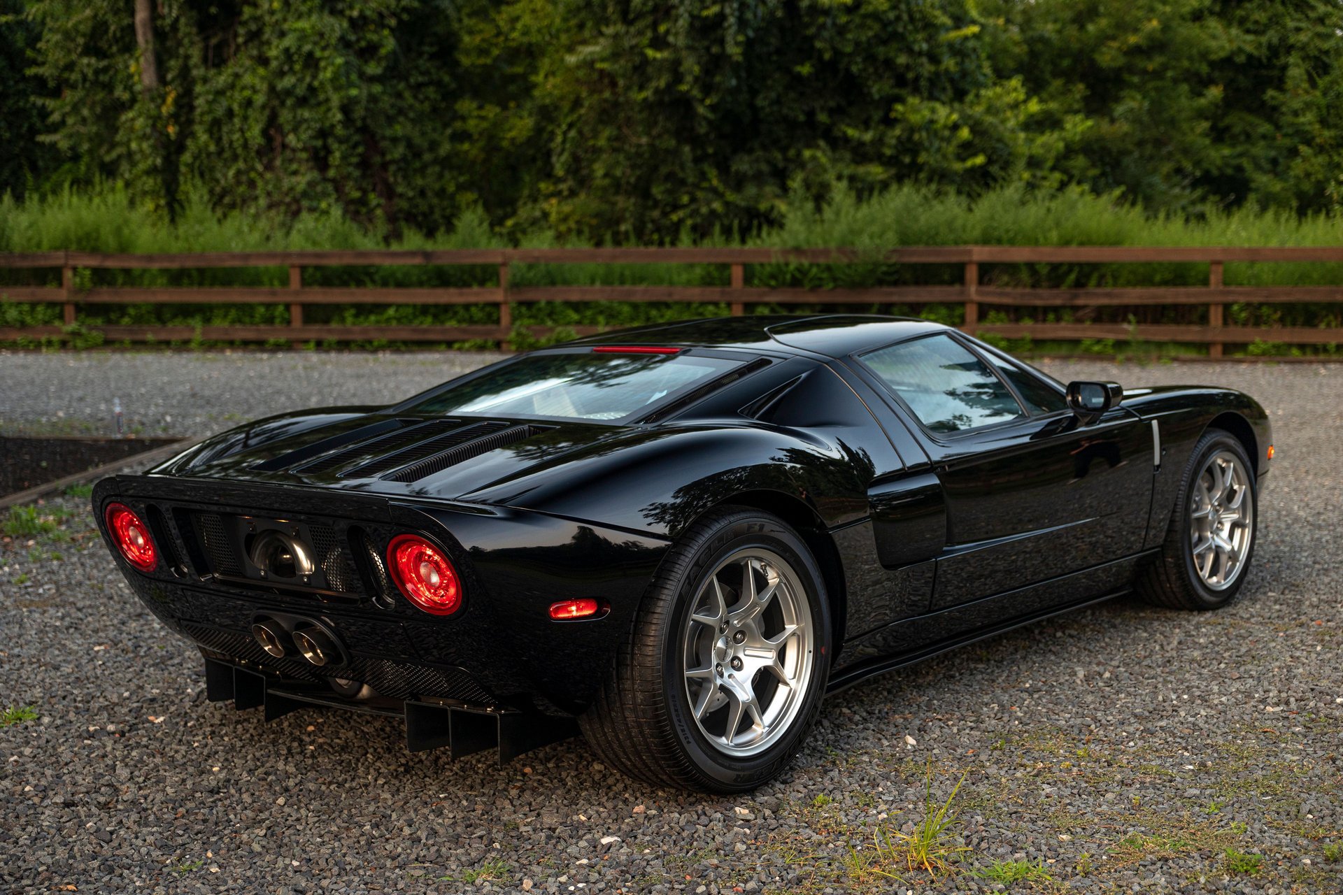 Used 2006 Ford GT RWD image 20