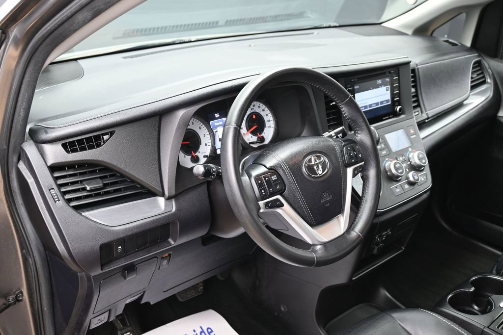 Used 2018 Toyota Sienna SE FWD image 20