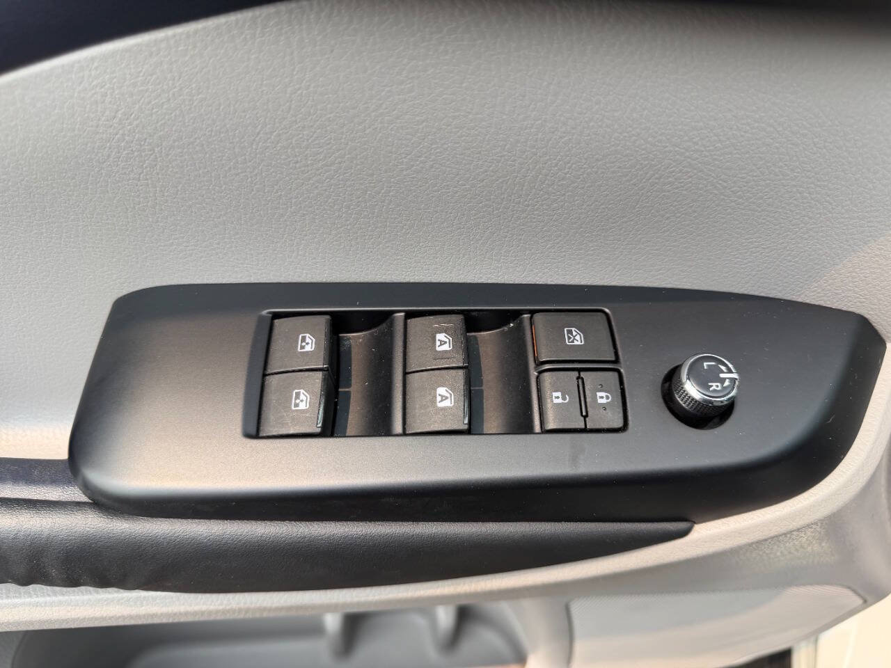 Used 2015 Toyota Highlander XLE AWD/4WD image 17