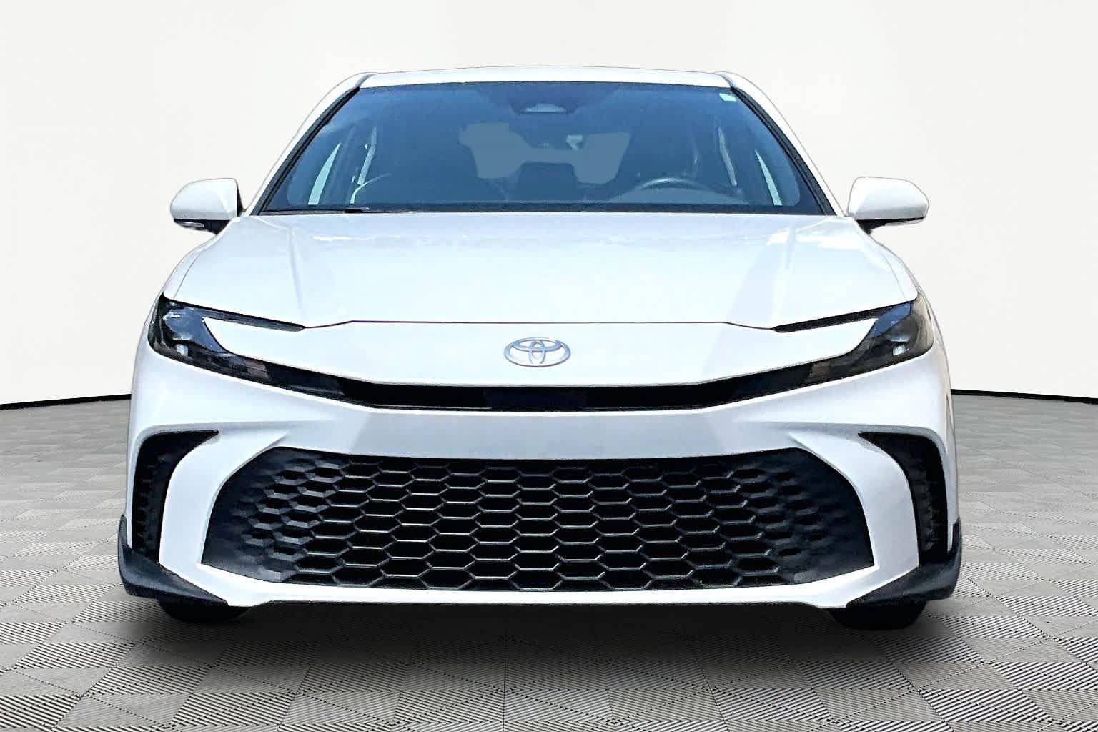 Used 2025 Toyota Camry SE FWD image 4