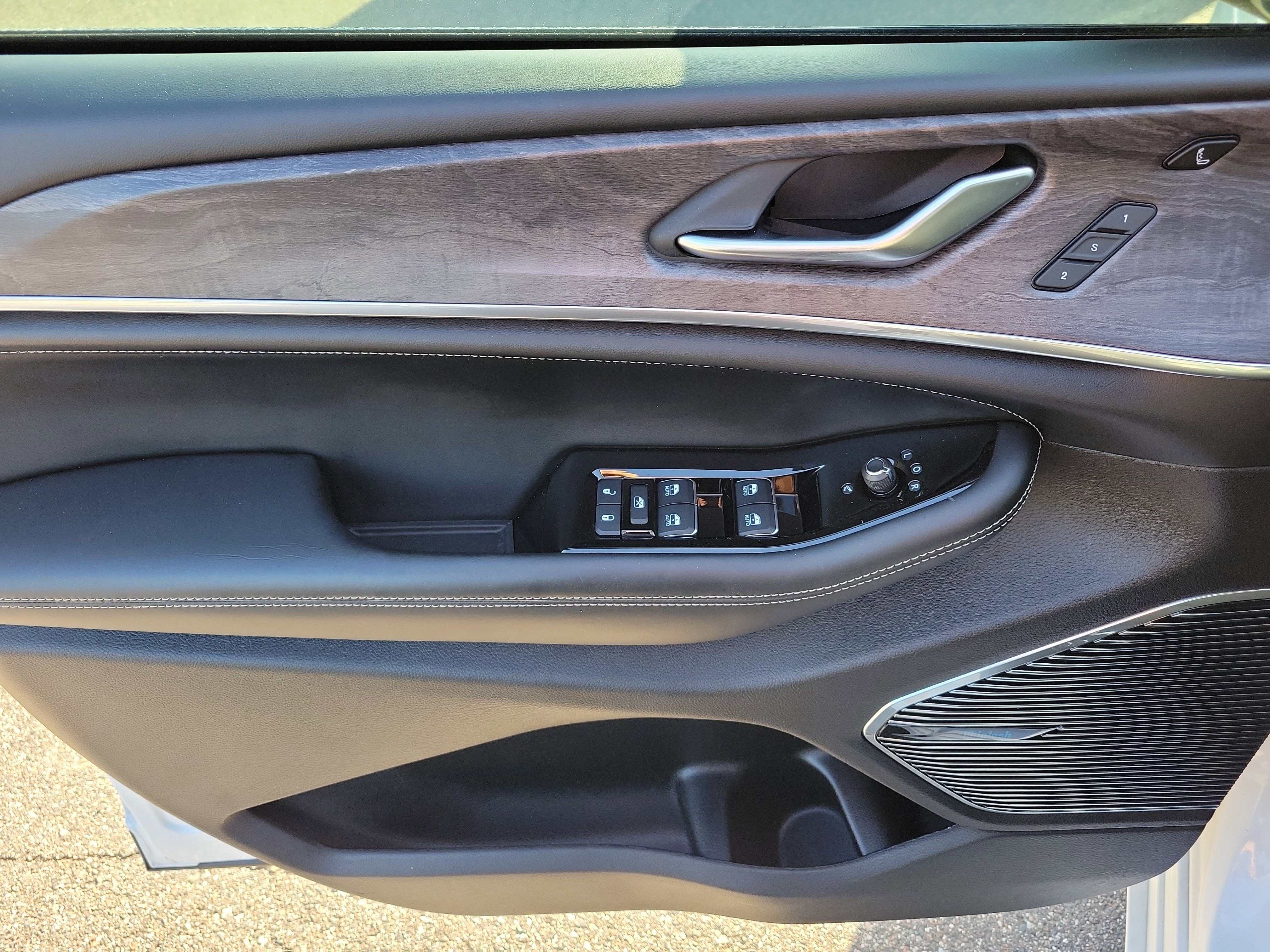 Used 2023 Jeep Grand Cherokee Overland w/ Adv Protech Group III image 22