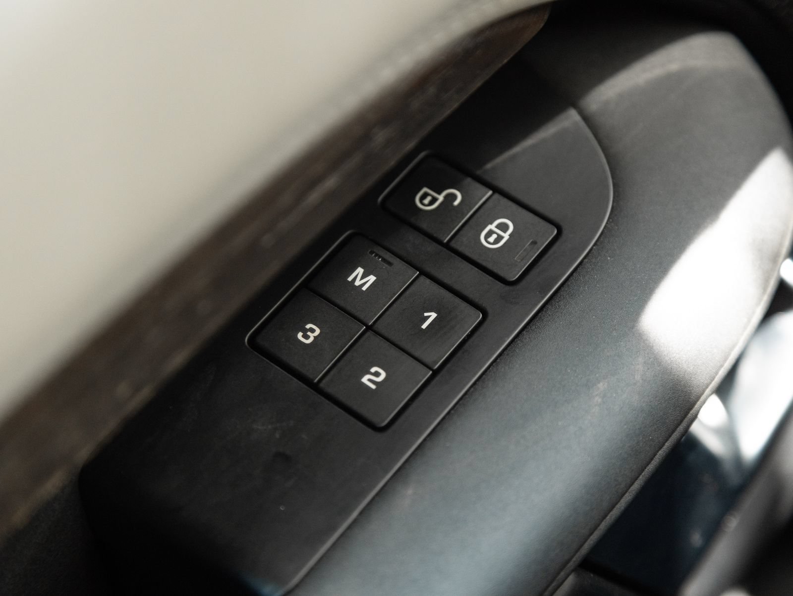 Used 2019 Land Rover Discovery HSE AWD/4WD image 19