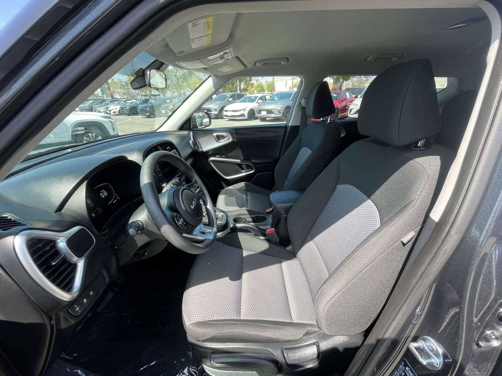 Used 2025 Kia Soul LX w/ LX Technology Package FWD image 27