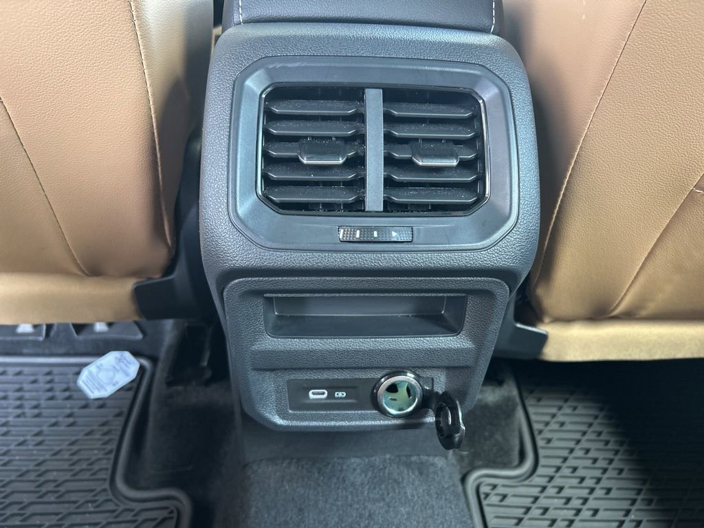 Used 2024 Volkswagen Tiguan SE w/ Panoramic Sunroof Package FWD image 15