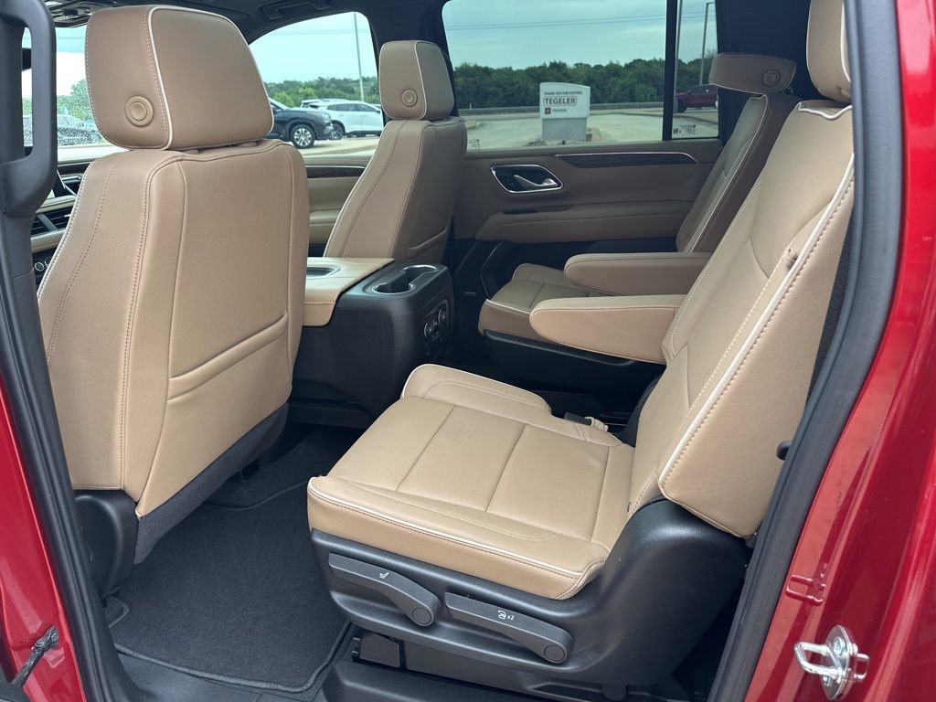 Used 2024 Chevrolet Suburban Premier w/ Premium Package RWD image 17